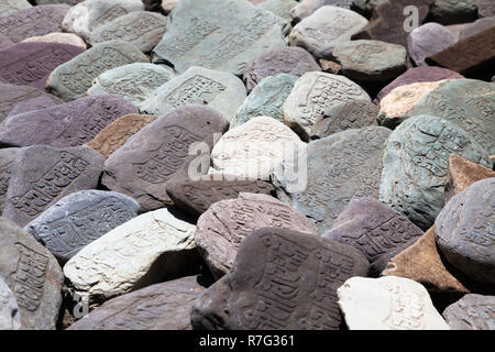 Mani di pietra con iscrizioni, Lamayuru, Ladakh, Jammu e Kashmir India Foto Stock