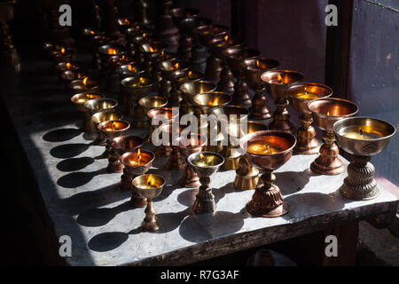 Buddista tradizionale di lampade a burro nel monastero di Lamayuru, Ladakh, Jammu e Kashmir India Foto Stock