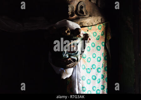 Maschera buddista di Mahakala nel monastero di Lamayuru, Ladakh, Jammu e Kashmir India Foto Stock