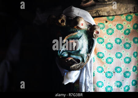 Maschera buddista di Mahakala nel monastero di Lamayuru, Ladakh, Jammu e Kashmir India Foto Stock