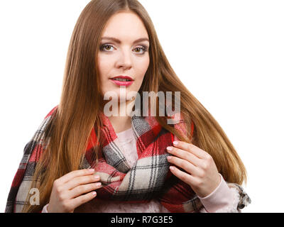 Abito autunnale del concetto. Giovani dai capelli lunghi donna che indossa autunno caldo abbigliamento controllato di lana sciarpa isolato su bianco Foto Stock