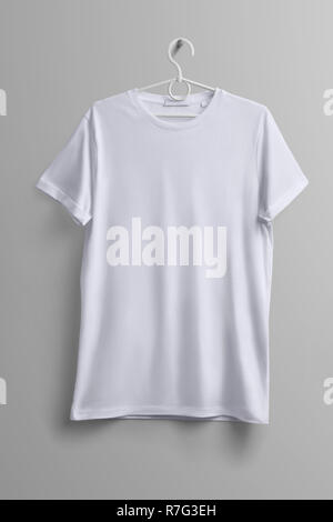 Studio mockup di vestiti. T-shirt bianco appeso ad un gancio in plastica con ombre su uno sfondo grigio. Modello può utilizzare per la progettazione. Foto Stock