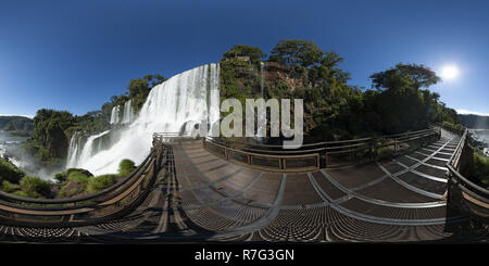 Visualizzazione panoramica a 360 gradi di Le Cascate di Iguazu sul confine di Argentina, Brasile e Paraguay