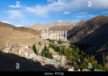 Monastero di Lamayuru Lamayuru, villaggio e la strada di collegamento tra Srinagar e Leh (NH1), Ladakh, Jammu e Kashmir India Foto Stock