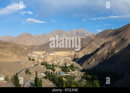 Monastero di Lamayuru Lamayuru, villaggio e la strada di collegamento tra Srinagar e Leh (NH1), Ladakh, Jammu e Kashmir India Foto Stock