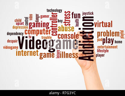 Dipendenza da videogioco word cloud e la mano con il concetto di marcatore su sfondo bianco. Foto Stock