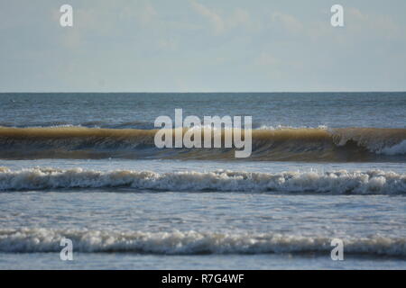 Le onde a Blackrock Sands Foto Stock