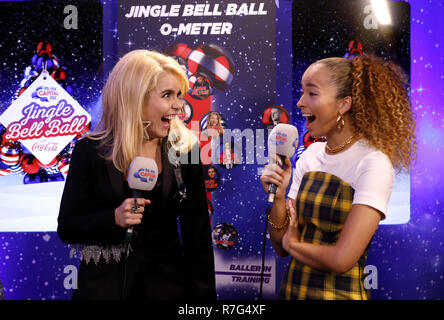 Paloma fede e Ella Eyre backstage in studio on air durante il giorno due di capitale il Jingle Bell Ball con la Coca Cola a Londra la O2 Arena. Foto Stock