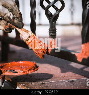 La verniciatura di prodotti metallici, protezione contro la formazione di ruggine. Formato quadrato Foto Stock