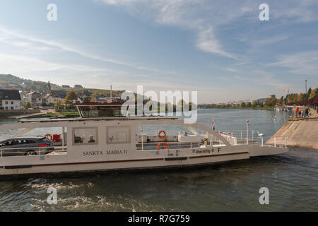 Ferry boat Oberbillig' che attraversa il fiume Moselle dalla Oberbillig in Germania (sinistra) da Wasserbillig , Mertert in Lussemburgo (a destra), Europa Foto Stock