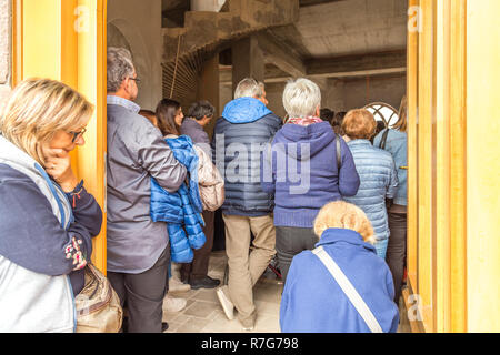 Medjugorje, Bosnia Erzegovina - 3 Novembre 2018: persone entrare in chiesa e pregare Foto Stock