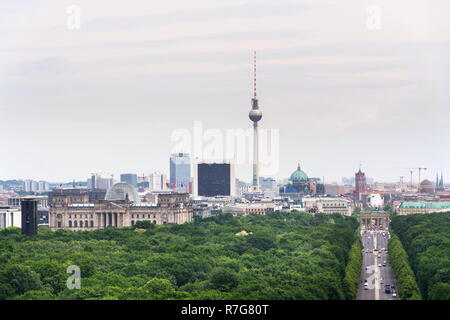 Berlino estate skyline vista aerea di Brandenburger Tor - Porta di Brandeburgo e Torre televisiva Fernsehturm con vetture passando il bivio sotto la vittoria C Foto Stock