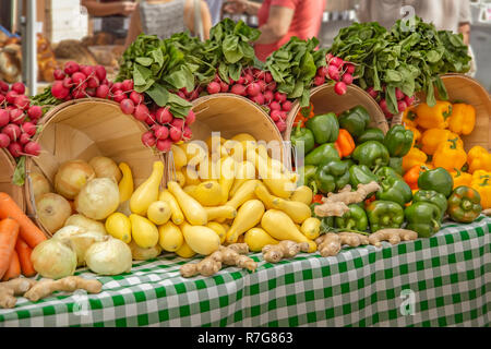 Presso il locale mercato degli agricoltori, troverete una varietà di verdure coltivate biologicamente. Quartiere la gente acquista il mercato verde ogni sabato. Foto Stock
