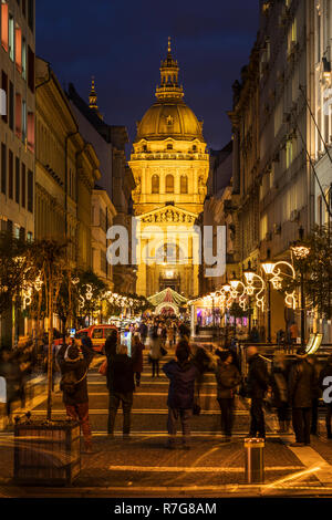 I turisti in visita a Fiera di Natale presso la Basilica a Budapest Foto Stock