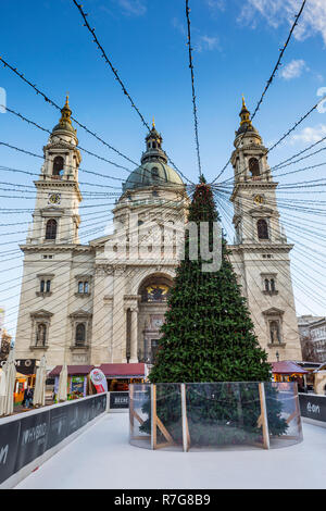Fiera di natale con albero di Natale a St.Stephens Basilica di Budapest Foto Stock