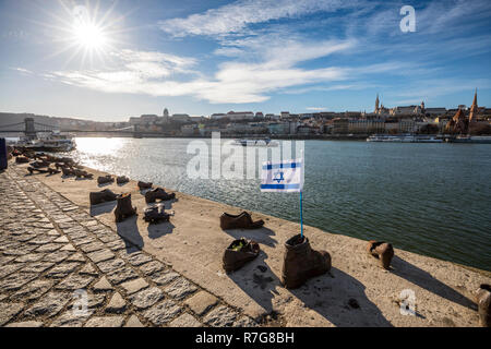 Memoriale ebreo scarpe con bandiera ebraica sulla sponda del Danubio Budapest, Ungheria Foto Stock