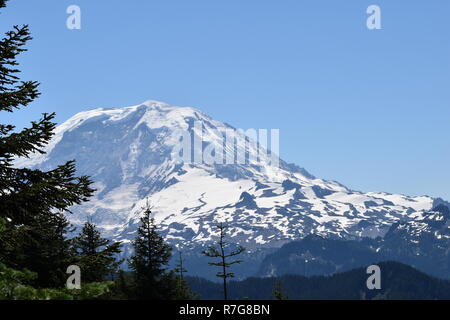 Vista panoramica di Mt. Rainer dal sentiero Bearhead in Carbonado, Washington Foto Stock