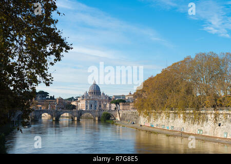 Il fiume Tevere a Roma, Italia guardando verso la Città del Vaticano Foto Stock