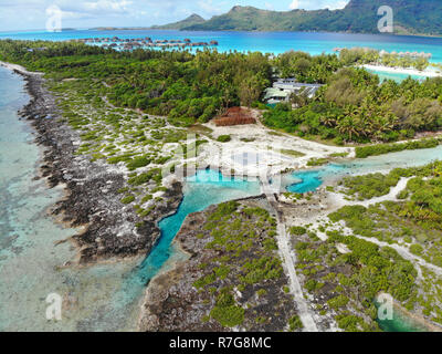 Antenna paesaggio panoramico vista dell'isola di Bora Bora nella Polinesia francese con il Monte Otemanu montagna circondata da una laguna turchese, motu un Foto Stock