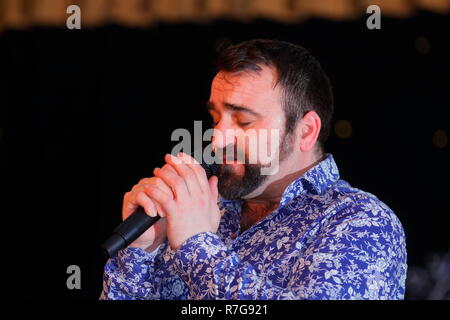 Danny Tetley effettuando in corrispondenza di Swillington minatori Club Benessere, prima di trovare la fama del fattore X talent contest nel 2018. Foto Stock