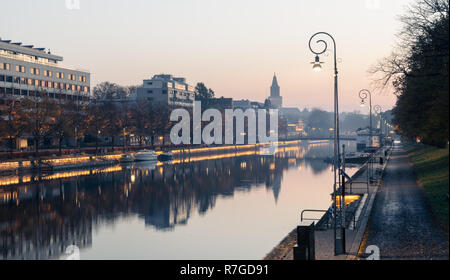 Fiume Aurajoki in autunno nebuloso mattina con la cattedrale di Turku aka Turun Tuomiokirkko in background in Turku, Finlandia Foto Stock