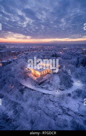 Bellezze artistiche vista aerea del vecchio osservatorio edificio sulla sommità del colle Vartiovuori al winter sunrise. L'osservatorio è stato progettato da Johan auto Foto Stock