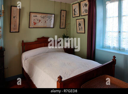 Una camera da letto nella casa di Monet, Giverney, Francia Foto Stock