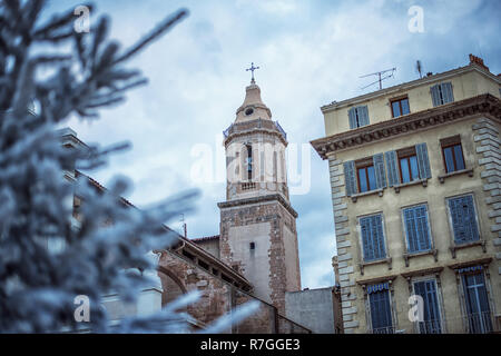 Neve artificiale coperta abete nella città di Marsiglia. Ramo di abete ricoperti di neve, vicino. sharp gelate. luce favolosa e immagine colorata. Foto Stock