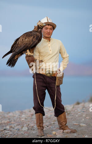 In Kirghizistan del Federazione Salburuun post per le foto sulle rive del lago Issyk-Kol vicino al villaggio di Bokonbaeva. Foto Stock