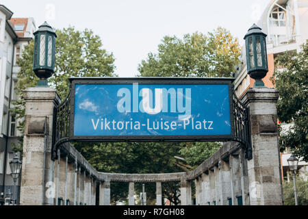 Germania, Berlino, Settembre 05, 2018: ingresso al sottopassaggio della stazione della metropolitana. Un cartello con il nome della stazione. Città Metropolitana. Foto Stock