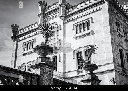 Dettaglio Foto di Castello di Miramare vicino a Trieste, Italia nord-orientale. Destinazione di viaggio. La bella architettura. Foto in bianco e nero. Foto Stock