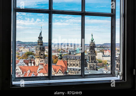 Il castello di Dresda e a Dresda il Duomo dalla finestra nella Frauenkirche, Germania. Scena architettonica. Destinazione di viaggio. Foto Stock