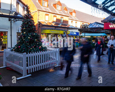 Abergavenny, Regno Unito - 12 09 2018: Persone Shopping natalizio in gallese città ad Abergavenny Foto Stock