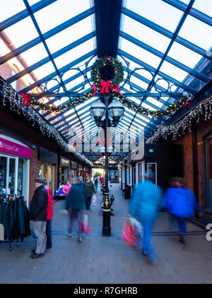 Abergavenny, Regno Unito - 12 09 2018: Persone Shopping natalizio in gallese città ad Abergavenny Foto Stock