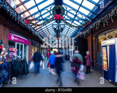 Abergavenny, Regno Unito - 12 09 2018: Persone Shopping natalizio in gallese città ad Abergavenny Foto Stock