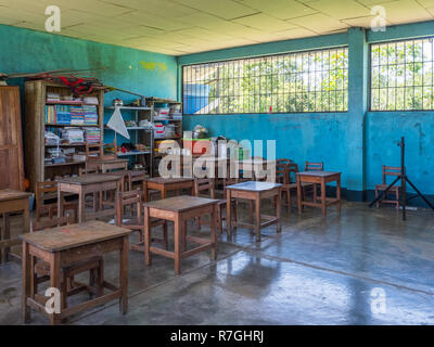 Santa Rita, Perù - Sep 19, 2018: scuola primaria nel piccolo villaggio delle amazzoni jungle. Le foreste pluviali tropicali. L'America Latina. Foto Stock