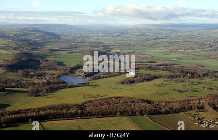 Vista aerea dalla A61 Harroagte Road guardando ad ovest verso il Harewood House Station Wagon, West Yorkshire, Regno Unito Foto Stock