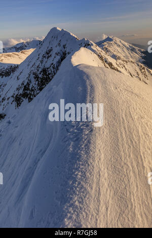 Il picco di Moldoveanu in inverno. Monti Fagaras, Romania Foto Stock