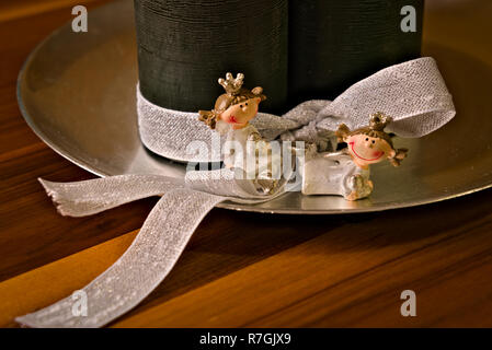 Corona di avvento, quattro candele, due principesse. Foto Stock