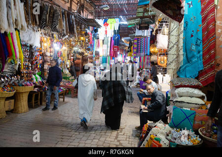 Il souk di Marrakech - donne arabe shopping nel souk colorati - lo stile di vita di Marrakech - Marrakech, Marocco Africa del Nord Foto Stock