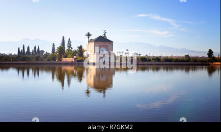 Giardini di Menara Marrakech Marocco, con padiglione e Montagne Atlas in background, Marrakech Marocco Africa del Nord Foto Stock