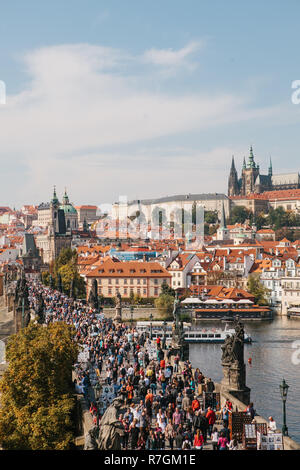 Praga Settembre 29, 2018: bella vista aerea del Ponte Carlo e altri tradizionale architettura vecchia di Praga nella Repubblica Ceca. Foto Stock