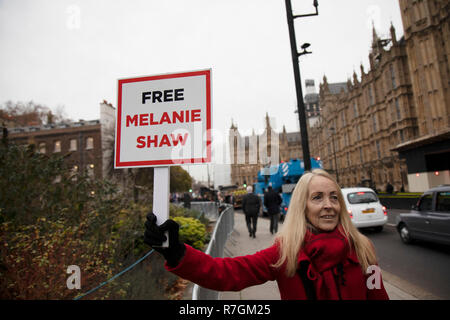 I dimostranti protestano a favore del rilascio dalla prigione di abusi sui minori Whistleblower Melanie Shaw il 4 dicembre 2018 a Londra, Inghilterra, Regno Unito. Foto Stock