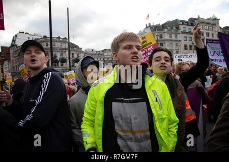 I manifestanti gridare con persone dal lato opposto del arguement per la 'opporsi Tommy Robinson, unite contro il razzismo e il fascismo' contatore dimostrazione organizzata per gruppi antifascisti contrari alla estrema destra politica, indipendentemente dalla loro posizione sul lasciare/rimangono sul Brexit il 9 dicembre 2018 a Londra, Regno Unito. Foto Stock