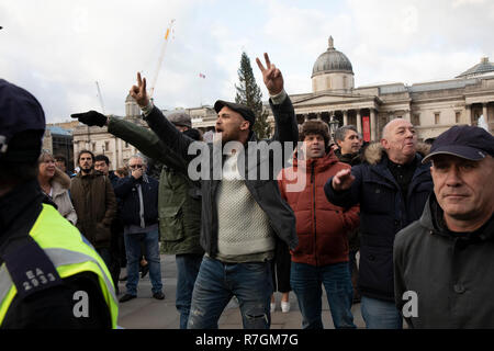 I dimostranti sul lato opposto della arguement al 'opporsi Tommy Robinson, unite contro il razzismo e il fascismo' contatore dimostrazione organizzata per gruppi antifascisti contrari alla estrema destra politica, indipendentemente dalla loro posizione sul lasciare/rimangono sul Brexit il 9 dicembre 2018 a Londra, Regno Unito. Foto Stock