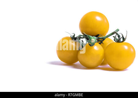 Close-up di giallo pomodori ciliegia isolati su sfondo bianco. Foto Stock
