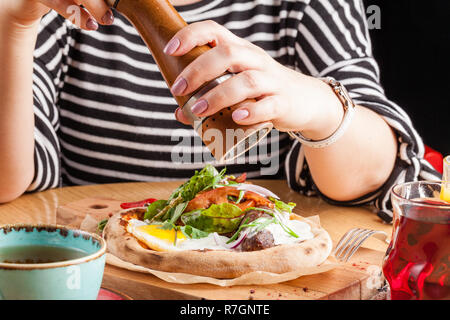 Tutto pieno della vostra energia all'inizio della giornata con una colazione in stile americano Foto Stock