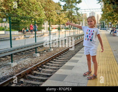 I bambini sulla piattaforma della stazione Foto Stock