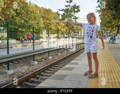 I bambini sulla piattaforma della stazione Foto Stock