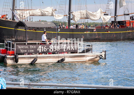 Con un taxi acqueo ora 'taxi d'acqua sul lago Ontario. Città di Toronto, Ontario, Canada. Foto Stock